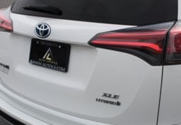 2017 Toyota RAV4 Hybrid. XLE - Thumbnail 27