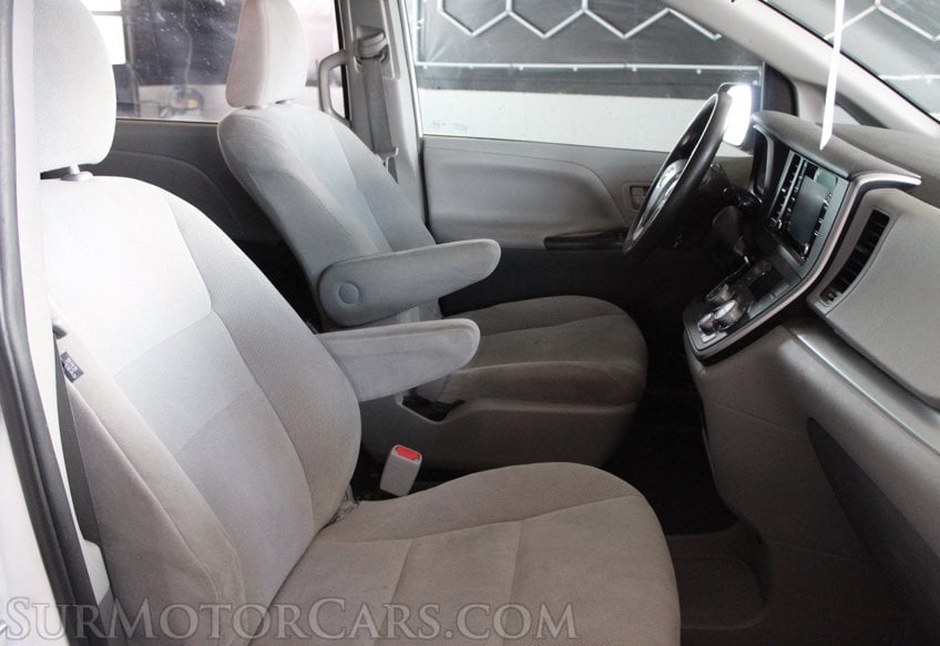 2020 Toyota Sienna - Image 25