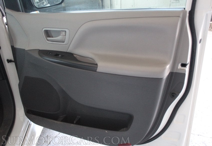 2020 Toyota Sienna - Image 32