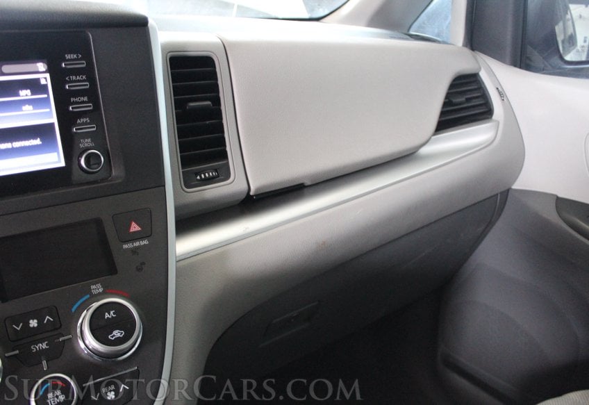 2020 Toyota Sienna - Image 48