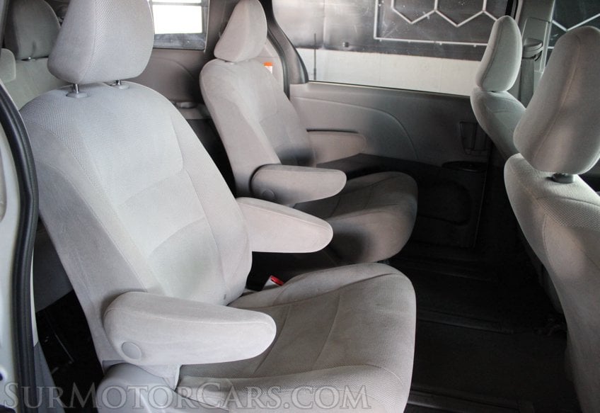 2020 Toyota Sienna - Image 28