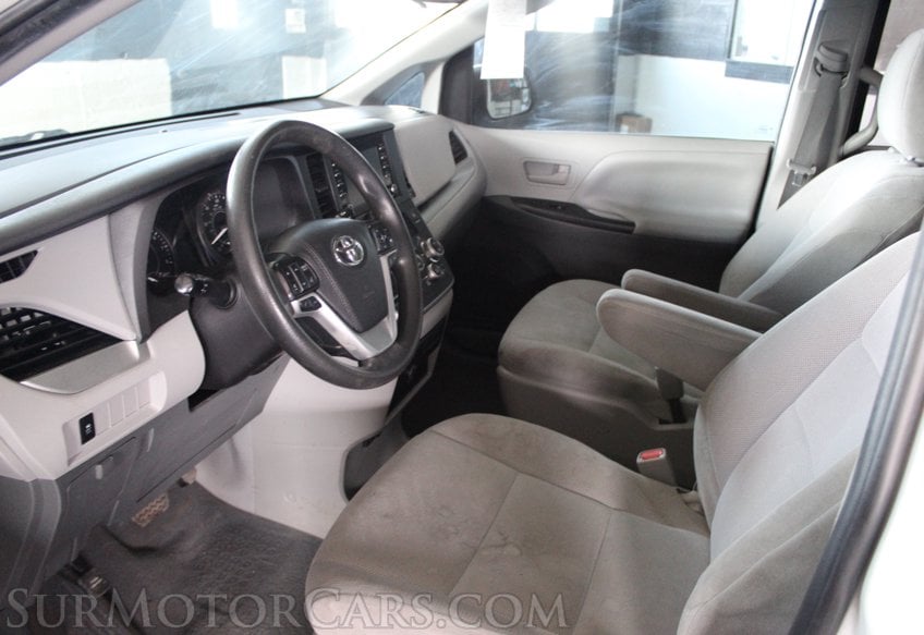 2020 Toyota Sienna - Image 24