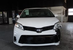 2020 Toyota Sienna - Image 9