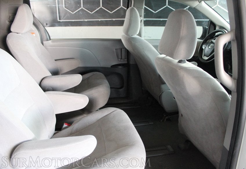 2020 Toyota Sienna - Image 29