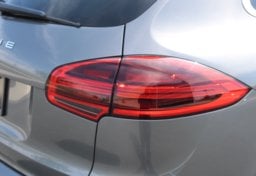 2015 Porsche Cayenne S E-Hybrid - Image 30