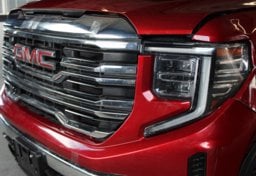 2023 GMC Sierra 1500 4x4 SLT - Image 10