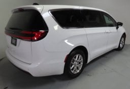 2027 Chrysler Pacifica Select - Image 9