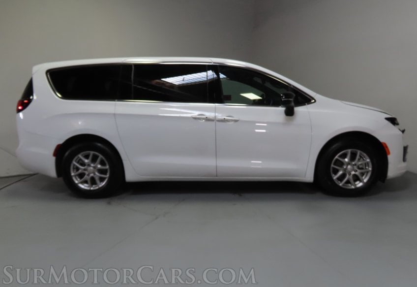 2027 Chrysler Pacifica Select - Image 5