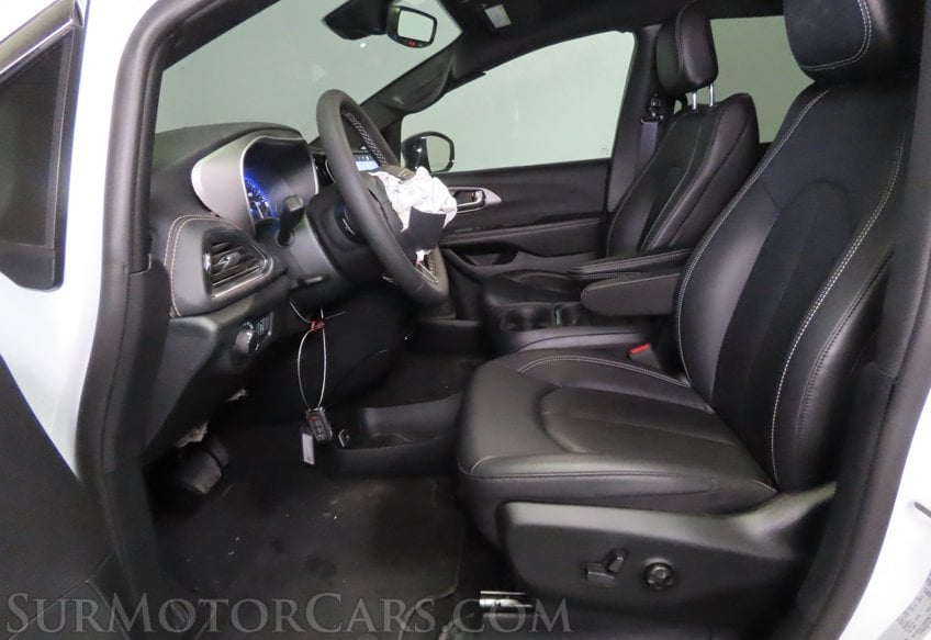 2027 Chrysler Pacifica Select - Image 23
