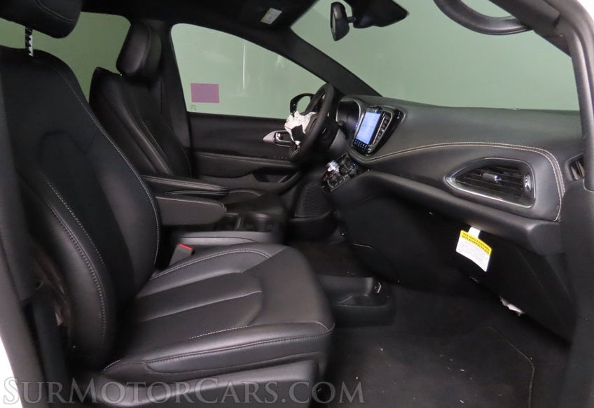2027 Chrysler Pacifica Select - Image 24