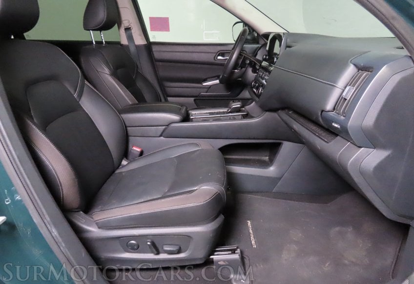 2025 Nissan Pathfinder SL - Image 30