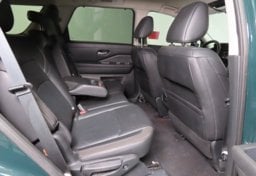 2025 Nissan Pathfinder SL - Image 28