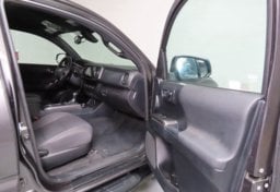 2018 Toyota Tacoma TRD Off-Road - Image 38