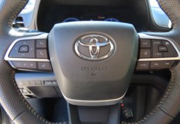 2025 Toyota Sienna Woodland Edition - Image 28