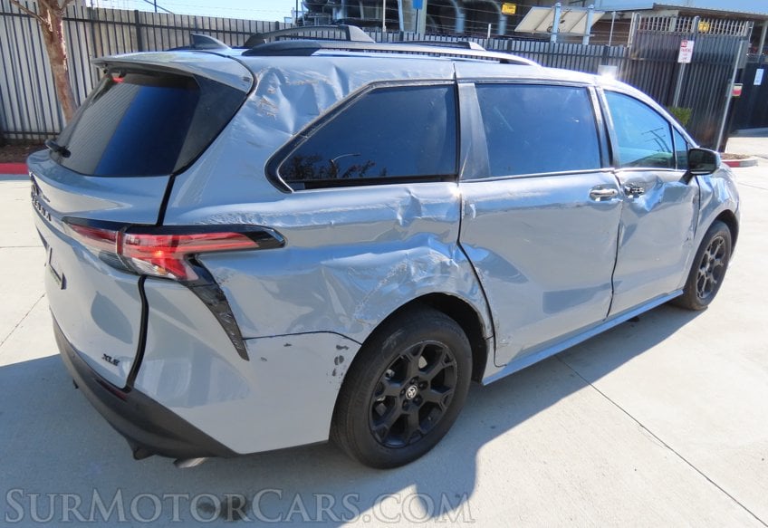 2025 Toyota Sienna Woodland Edition - Image 7