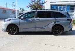 2025 Toyota Sienna Woodland Edition - Image 5