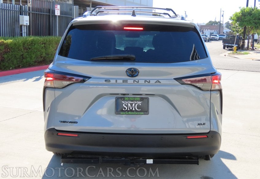 2025 Toyota Sienna Woodland Edition - Image 11
