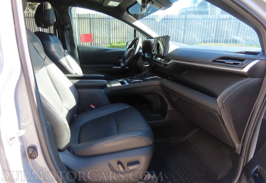 2025 Toyota Sienna Woodland Edition - Image 65