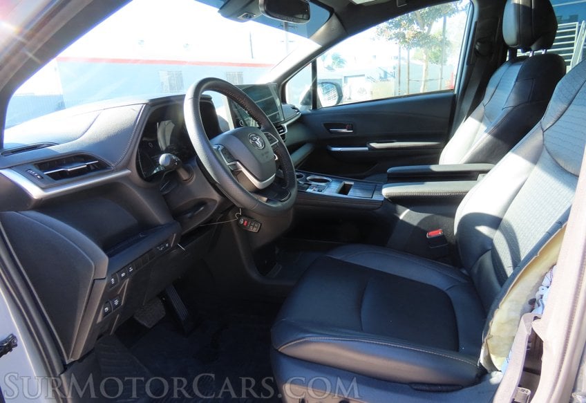 2025 Toyota Sienna Woodland Edition - Image 32