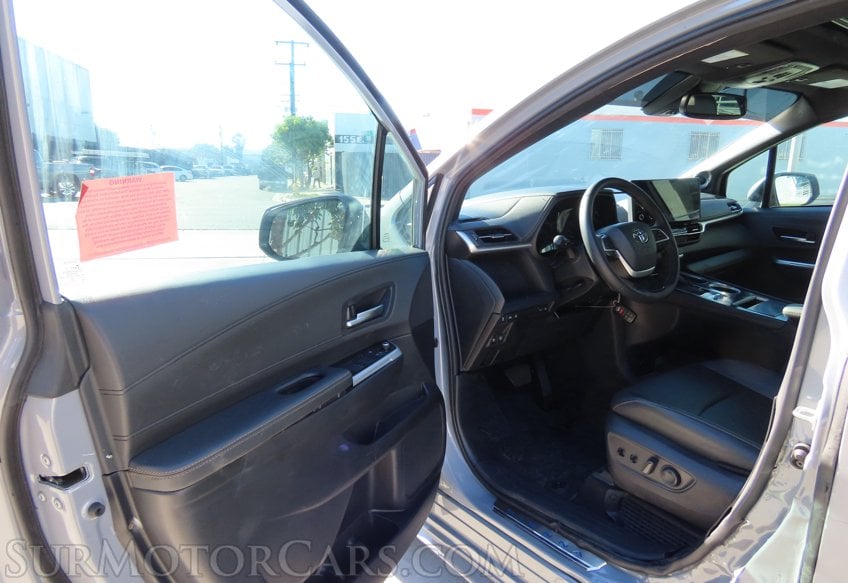 2025 Toyota Sienna Woodland Edition - Image 34