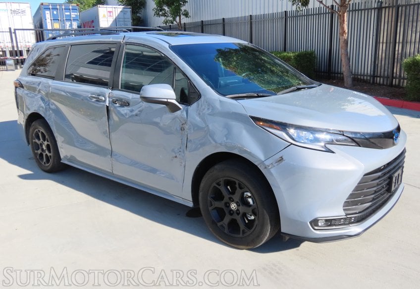 2025 Toyota Sienna Woodland Edition - Image 2