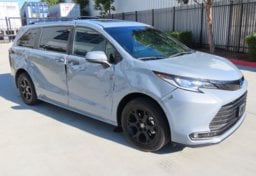 2025 Toyota Sienna Woodland Edition - Image 2