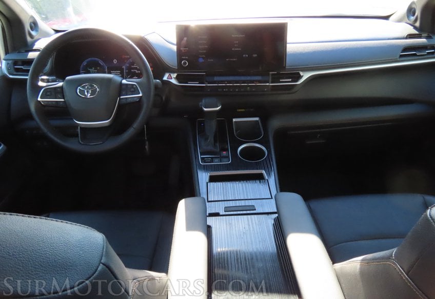 2025 Toyota Sienna Woodland Edition - Image 39