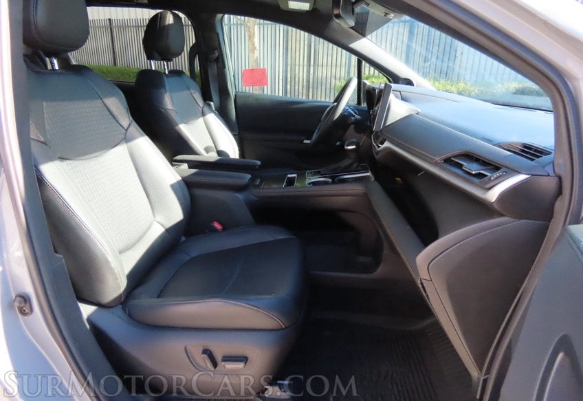2025 Toyota Sienna Woodland Edition - Image 12
