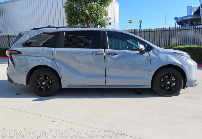 2025 Toyota Sienna Woodland Edition - Image 6