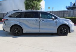 2025 Toyota Sienna Woodland Edition - Image 6