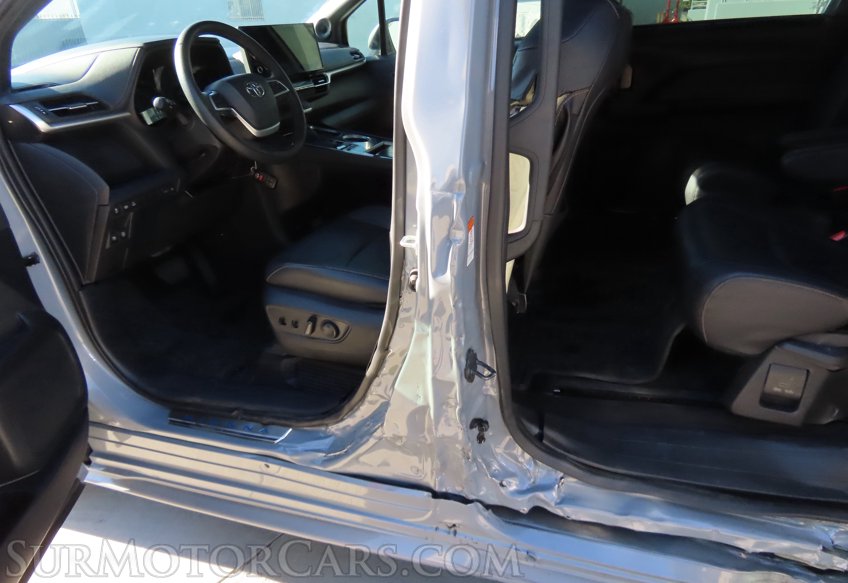 2025 Toyota Sienna Woodland Edition - Image 44