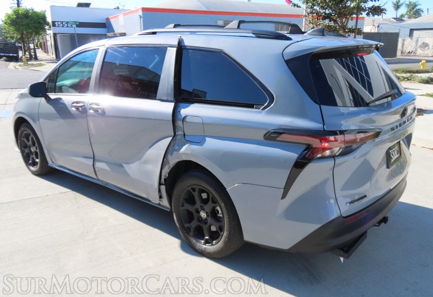 2025 Toyota Sienna Woodland Edition - Image 10