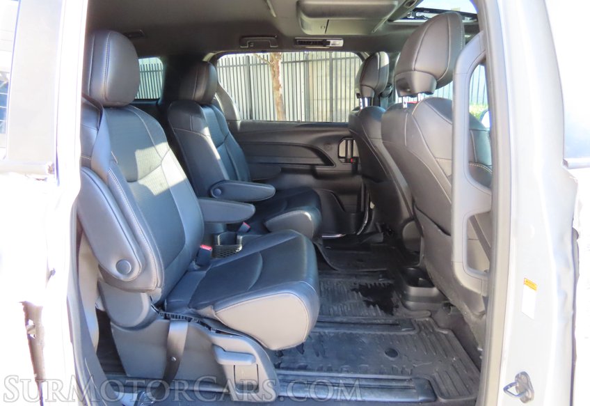 2025 Toyota Sienna Woodland Edition - Image 60