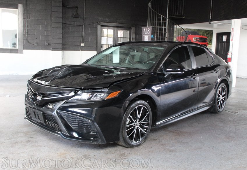 2023 Toyota Camry SE - Image 3