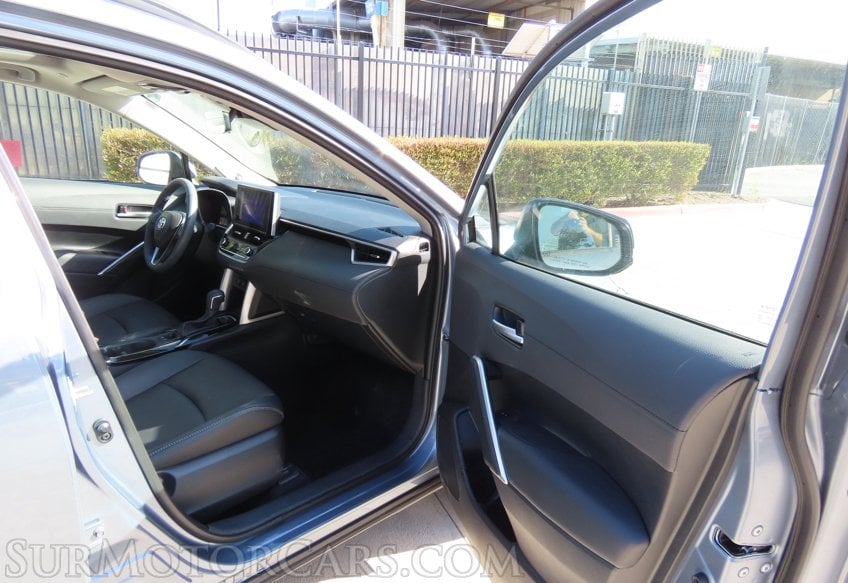 2024 Toyota Corolla Cross XLE - Image 21