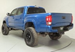 2017 Toyota Tacoma TRD Off-Road - Image 10