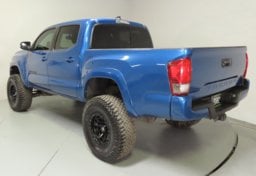 2017 Toyota Tacoma TRD Off-Road - Image 8