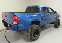 2017 Toyota Tacoma TRD Off-Road - Image 7