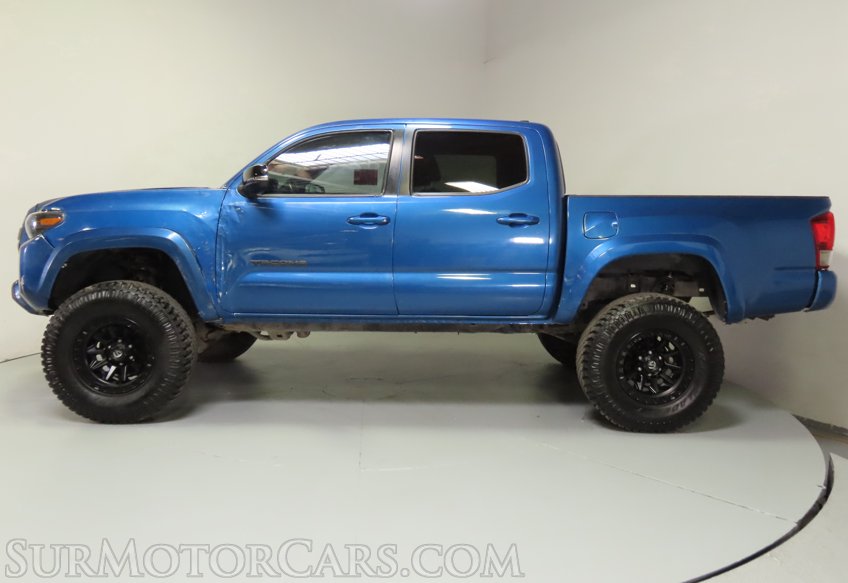 2017 Toyota Tacoma TRD Off-Road - Image 6