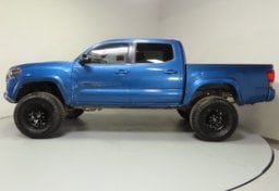 2017 Toyota Tacoma TRD Off-Road - Image 6