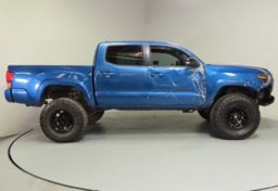 2017 Toyota Tacoma TRD Off-Road - Image 5