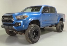 2017 Toyota Tacoma TRD Off-Road - Image 3