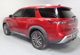 2023 Nissan Pathfinder AWD SL - Image 8