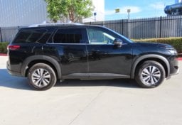 2023 Nissan Pathfinder SL - Image 6