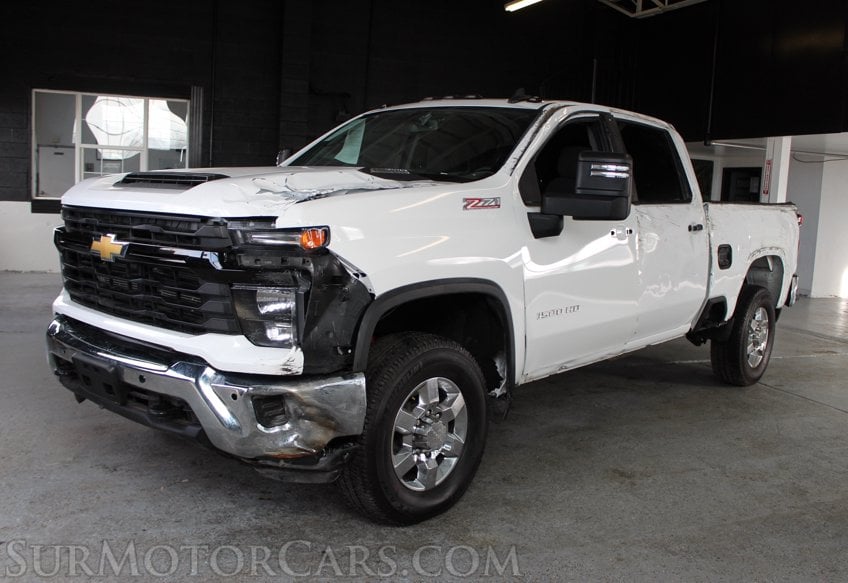2025 Chevrolet Silverado 3500HD 4x4 - Image 4