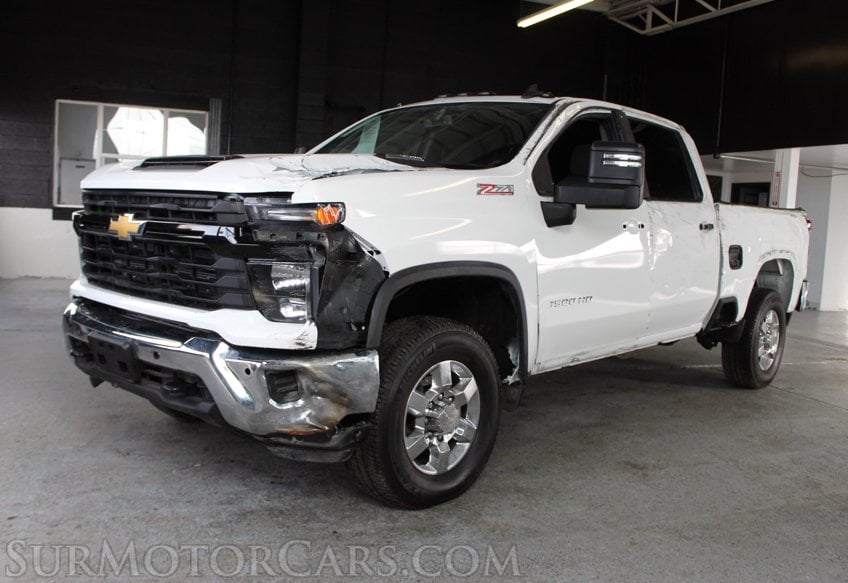 2025 Chevrolet Silverado 3500HD 4x4 - Image 2