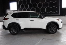 2023 Nissan Rogue s - Image 10