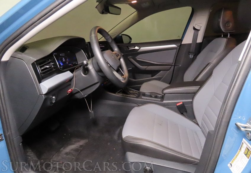 2025 Volkswagen Jetta SE - Image 32