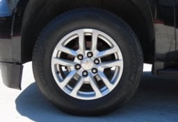 2019 Chevrolet Suburban LT - Image 21
