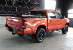 2018 Toyota Tacoma TRD Off-Road - Image 8